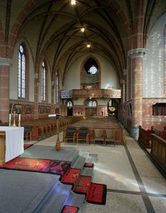 117249 Interieur van de Barbarakerk (Koninginnenlaan 3) te Nieuwegein: middenschip, gezien richting het orgel.